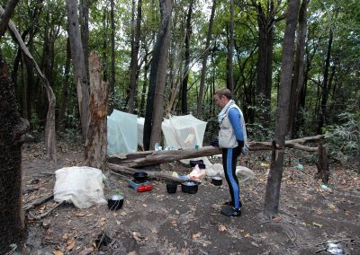 5721. La découverte d'un campement de braconnier de poisson d'eau douce The discovery of a camping sight of fresh-water fish poachers